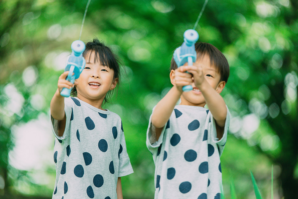 水鉄砲で遊ぶ子供
